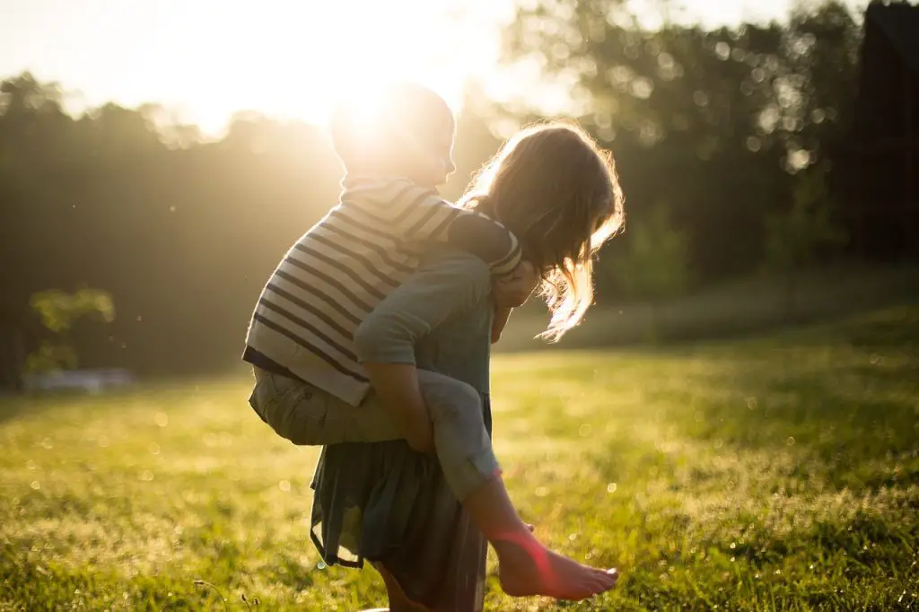 siblings-coping-with-new-baby