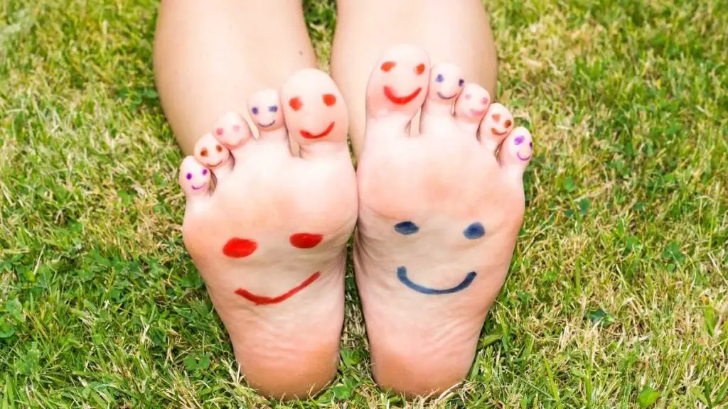 two feet showing feelings on each toe