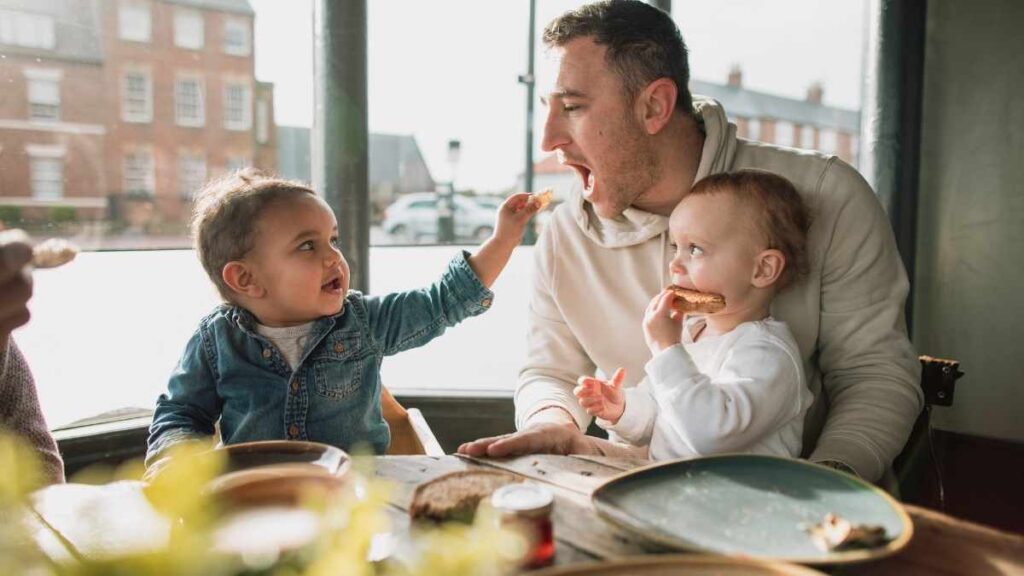 dad eating with his kids