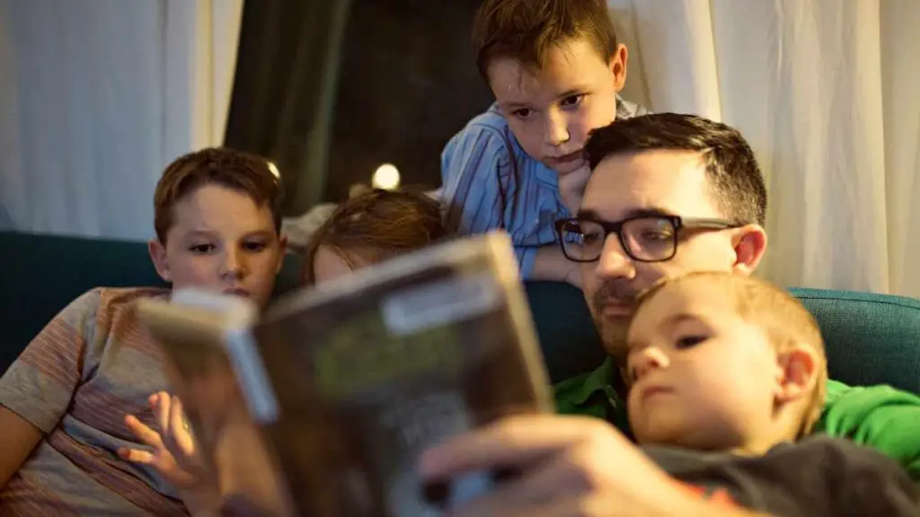 dad reading to kids