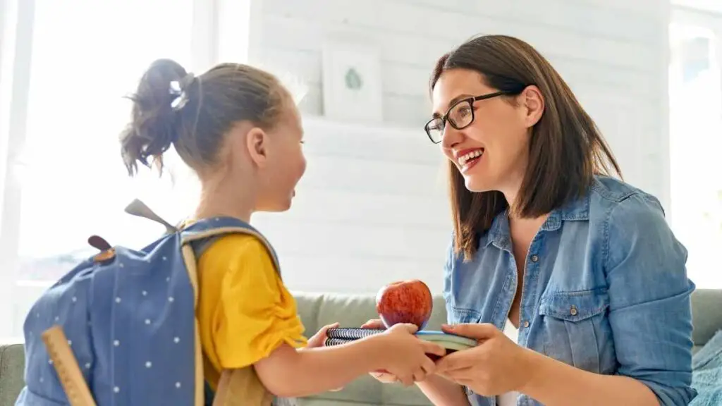 preschoolers talking to mom